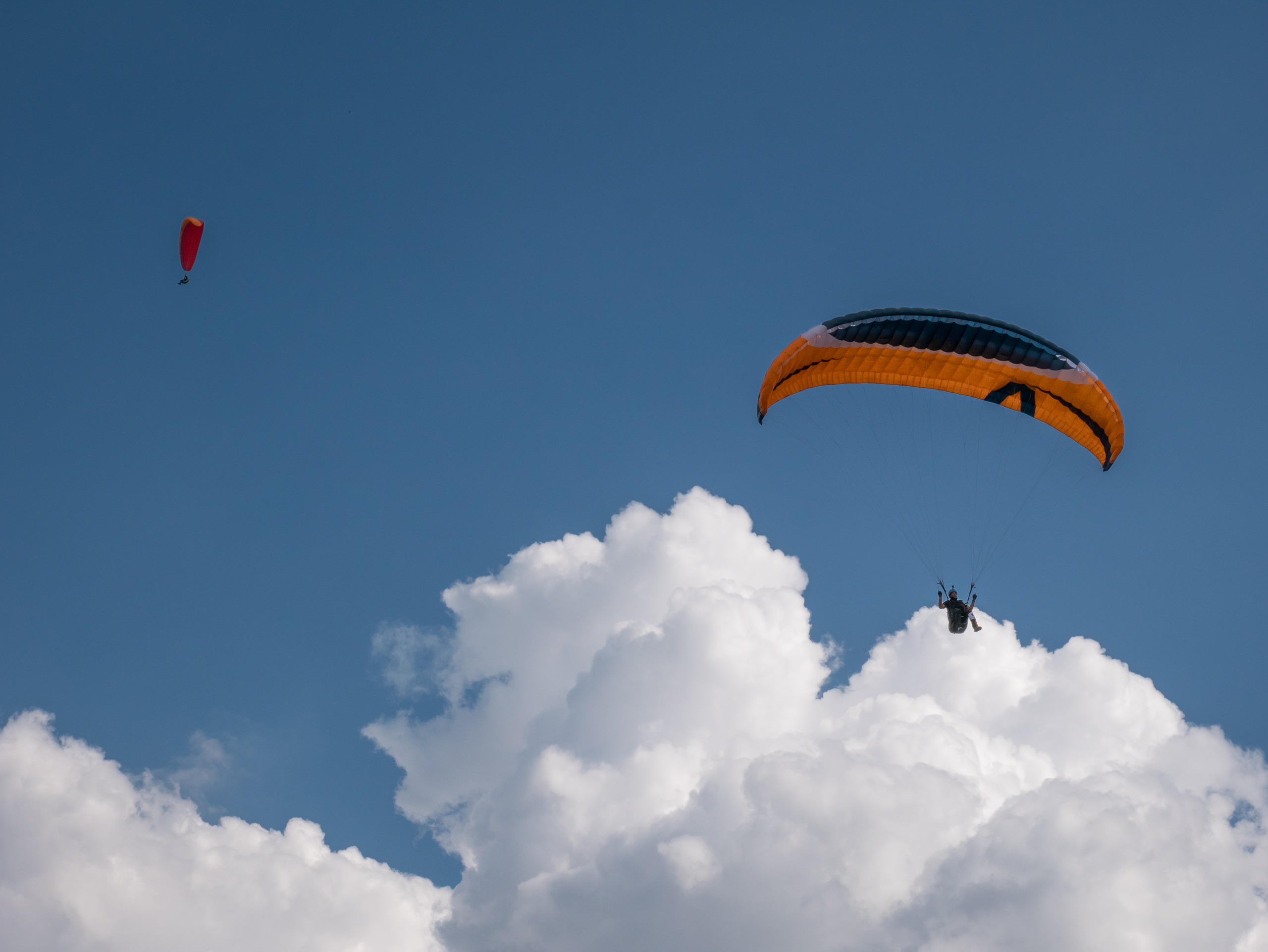 Gleitschirmflieger über den Wolken